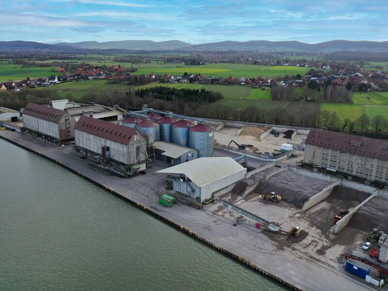 Hafen Berenbusch von oben mit Anlegekai und Lagerhäusern