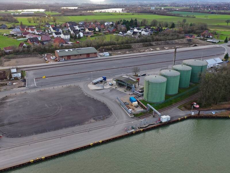 Hafen Berenbusch von oben mit Bahnumschlagplatz und Silos